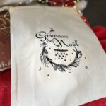 présentation de la pochette en tissu protectrice du grimoire de Noël