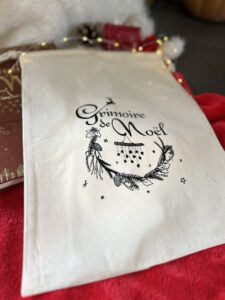 présentation de la pochette en tissu protectrice du grimoire de Noël